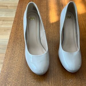 Chelsea Moreland size 8.5 beige patent leather heel